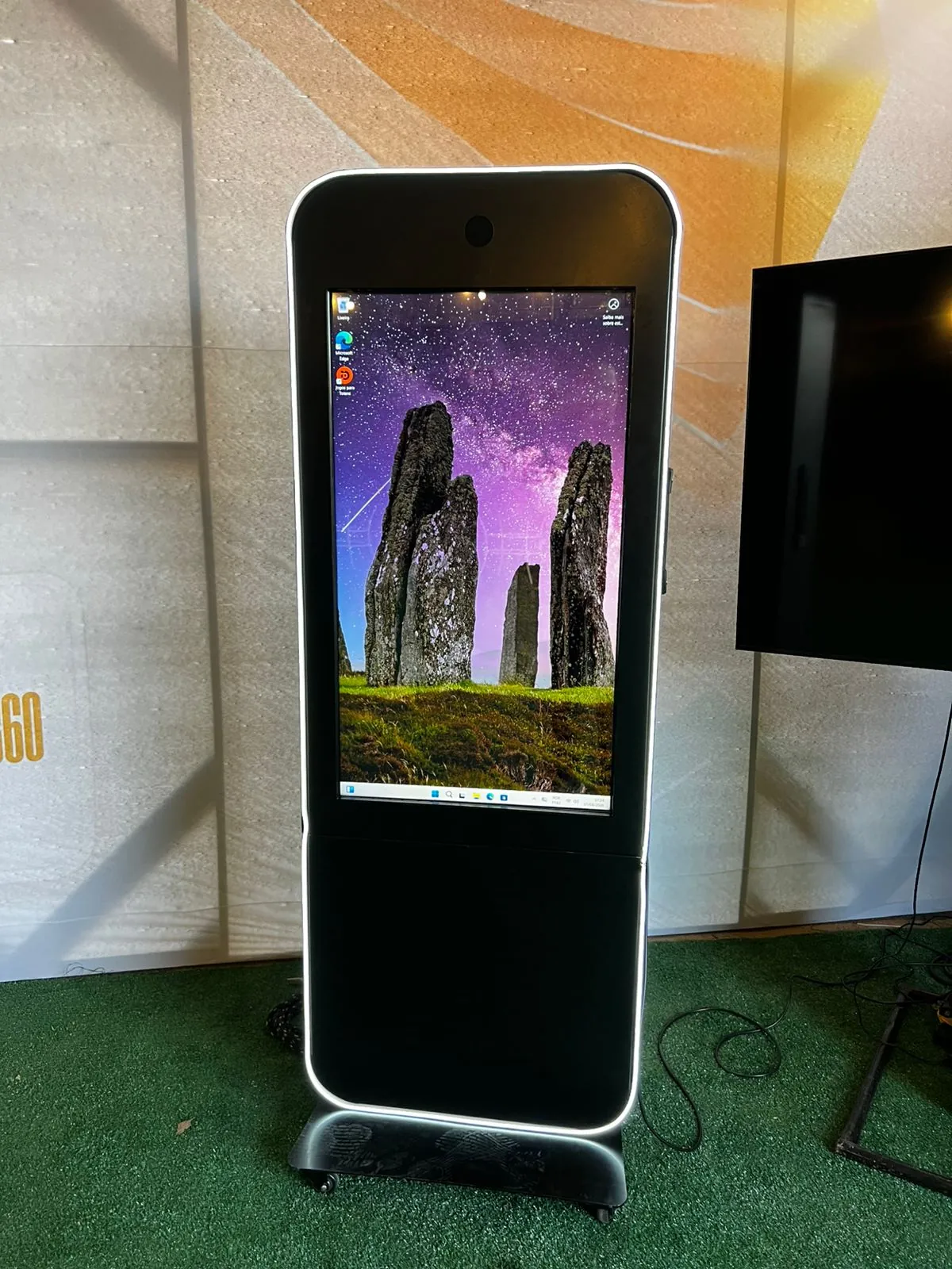 Totem interativo 4K vertical para eventos