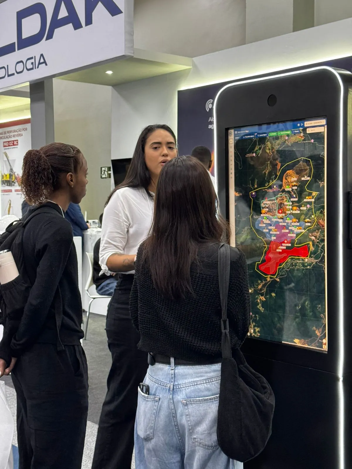 Totem interativo touch em estande na EXPOSIBRAM