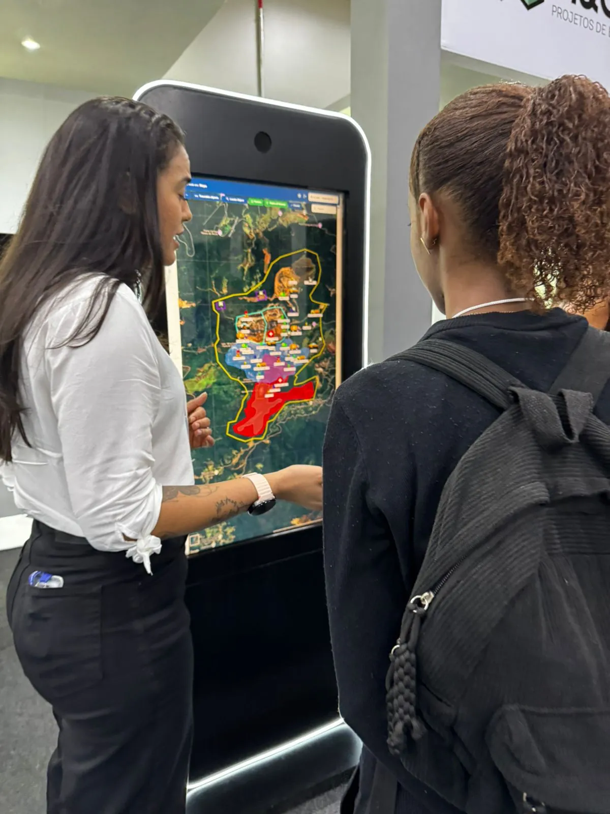 Totem interativo com mapa em estande de feira em Belo Horizonte