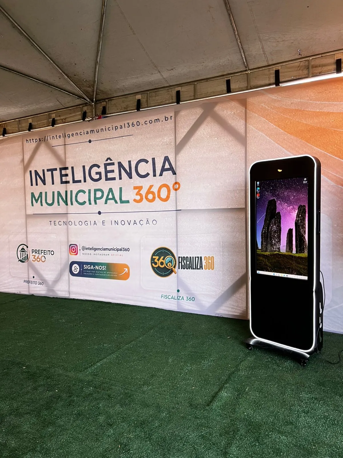 Totem de LED vertical em estande de evento