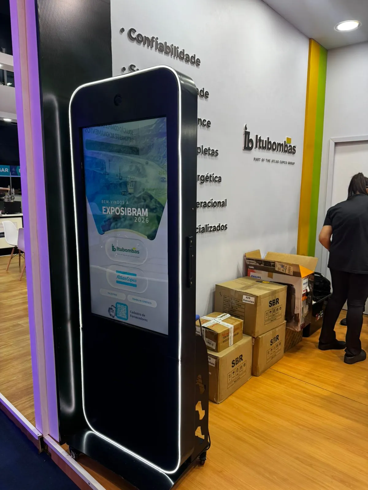 Totem de LED vertical em estande na EXPOSIBRAM