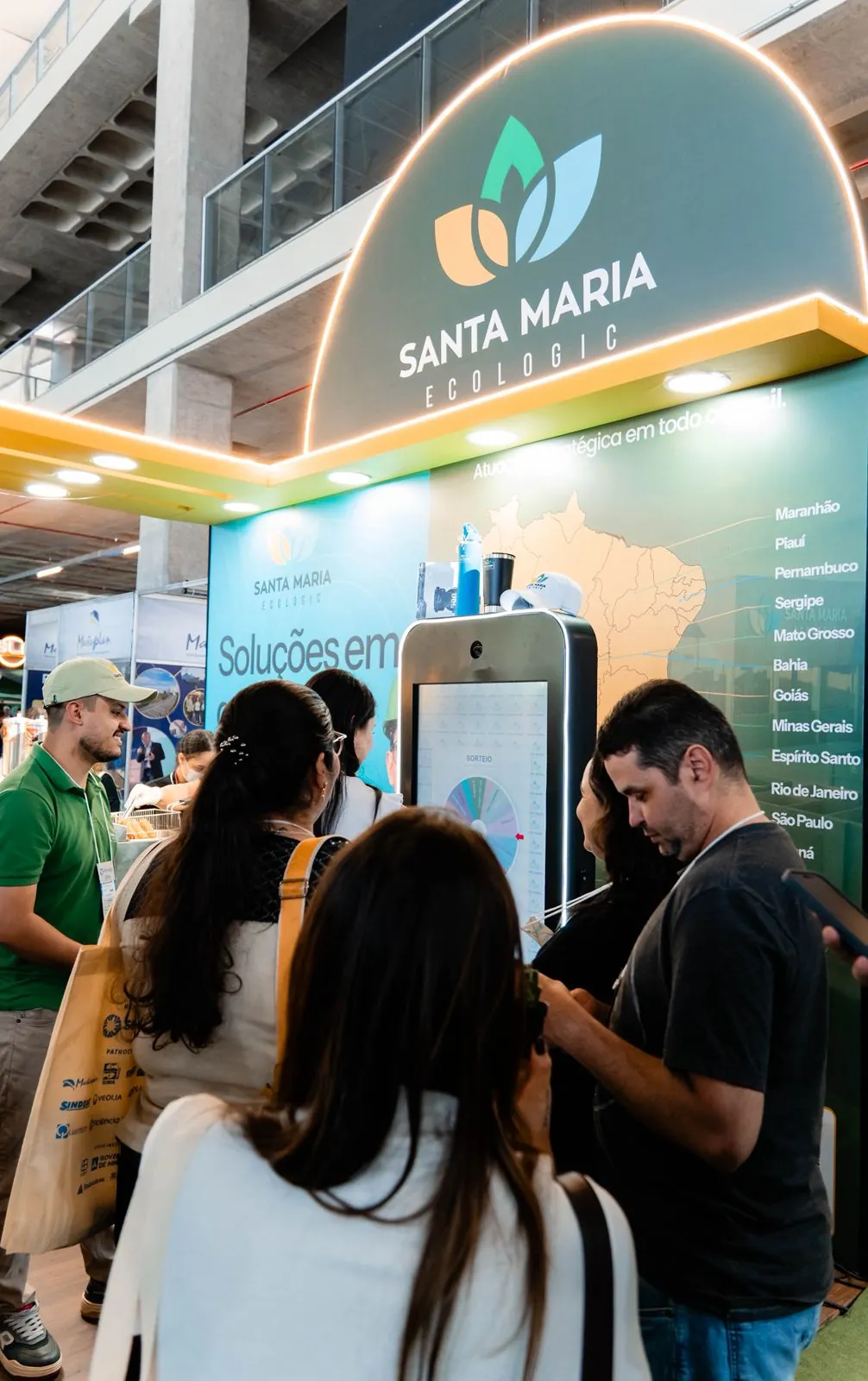 Totem de sorteio atraindo público em estande de feira