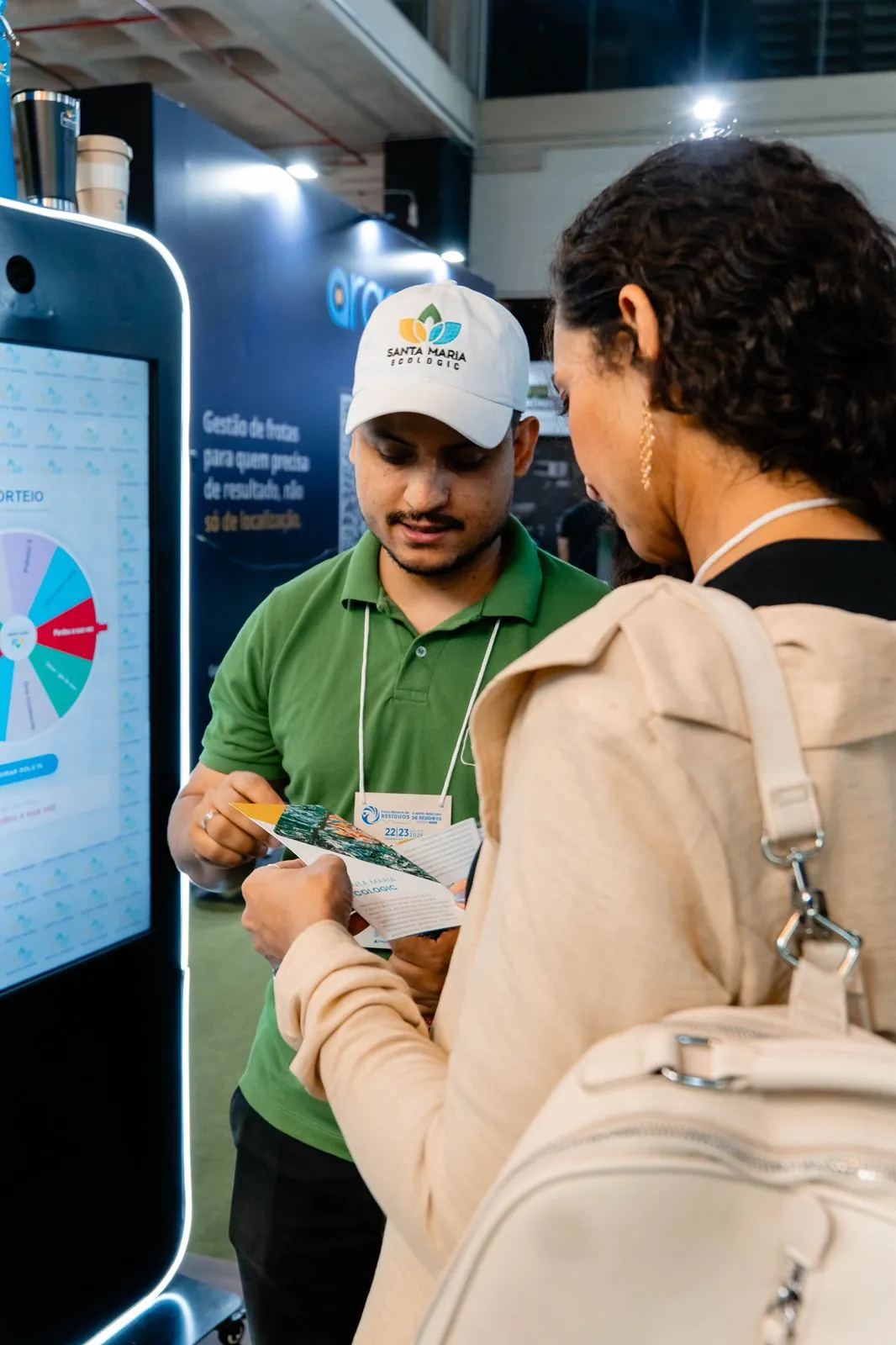 Totem com roleta de sorteio para captação de leads em feira